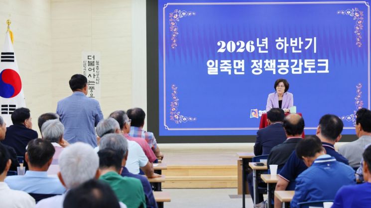 김보라 안성시장이 지난 31일 열린 '2026년 하반기 정책공감토크' 마지막 행사에서 한 시민의 질문을 경청하며 답변하고 있다. 안성시 제공