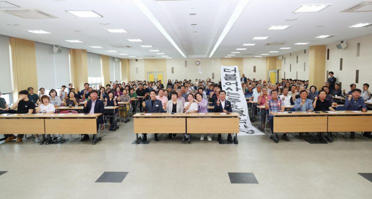 김보라 안성시장이 지난 31일 열린 '2026년 하반기 정책공감토크'를 개최하고 있다. 안성시 제공