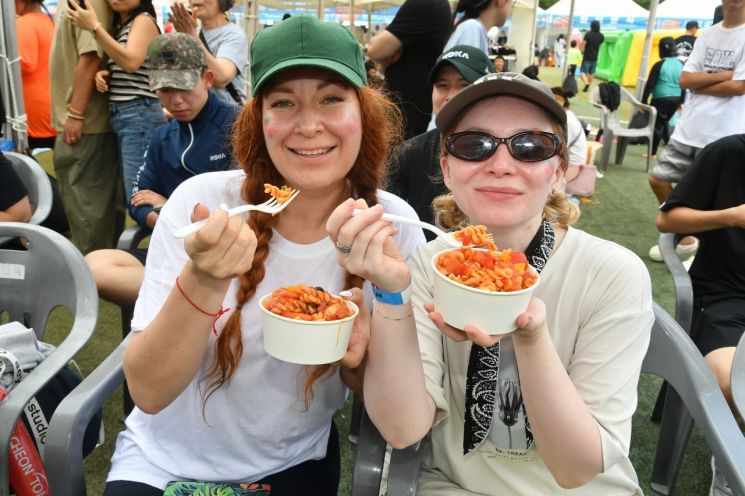 2026 화천토마토축제 '오뚜기와 함께 하는 천인의 식탁' 이벤트가 1일 화천군 사내면 사내체육공원에서 김세훈 군수를 비롯한 내빈들이 참석한 가운데 열리고 있다.  화천군 제공