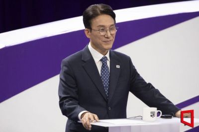 김민석 더불어민주당 당 대표 후보가 지난달 29일 서울 마포구 MBC에서 열린 방송토론회에 참석해 토론 준비를 하고 있다. 국회사진기자단