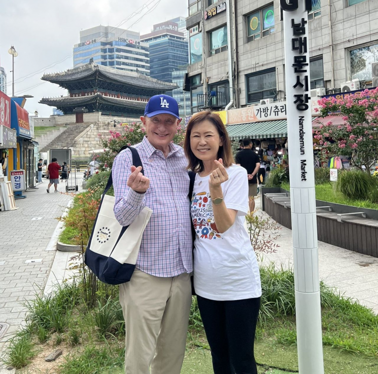 한국계 첫 여성 주한미국대사인 미셸 스틸 대사가 1일 공개한 사진에서 스틸 대사(오른쪽)와 남편인 숀 스틸 변호사가 서울 남대문시장 입구에서 손하트 포즈를 취하고 있다. 엑스(X·옛 트위터)
