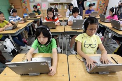 서울의 한 초등학교에서 학생들이 디지털 기기로 수업을 진행하는 모습. 연합뉴스