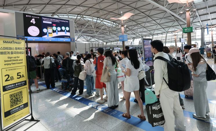 2일 인천국제공항 제1터미널 출국장이 휴가철을 맞아 이용객들로 북적이고 있다. 인천국제공항공사는 이날 도착·출발을 합친 총여객이 23만4천273명으로 예측했다. 연합뉴스