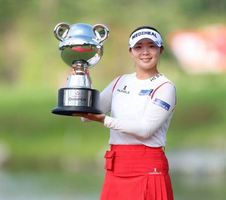 이다연이 오로라월드 챔피언십 우승 직후 트로피를 들고 환하게 웃고 있다. KLPGA 제공