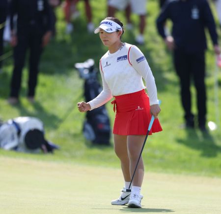 이다연이 오로라월드 챔피언십 4라운드 18번 홀에서 버디를 넣은 뒤 환호하고 있다. KLPGA 제공