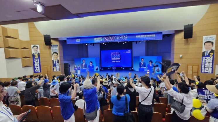 국립창원대학교 종합교육관(85호관) 이룸홀에서 열린 부울경 순회경선 결과가 발표되자 민주당 당원 등이 환호하고 있다. [사진=이세령 기자]