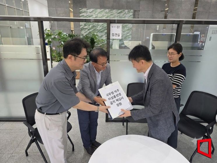 경북호국보훈재단, 석주 이상룡 선생 ‘대한민국장’ 서훈 청원서 국가보훈부 제출 하고 있다[사진=경북호국보훈재단]