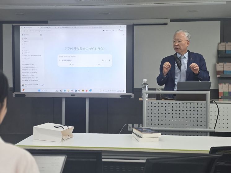 지난 6월 23일 서울 서초구 법률신문사 교육센터에서 강민구 법무법인 도울 대표변호사가 법조 출입 기자들을 상대로 AI 관련 강연을 하는 모습. 최석진 로앤비즈 스페셜리스트