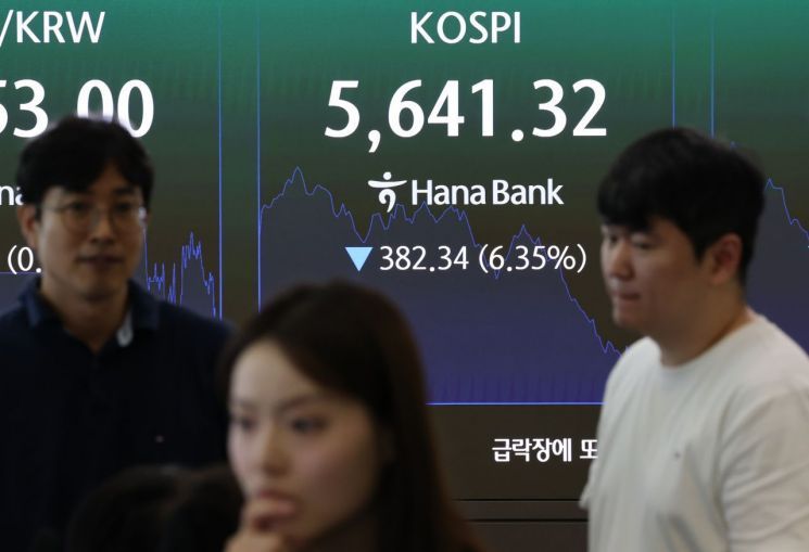 지난달 29일 서울 하나은행 본점 딜링룸에 코스피 지수가 표시되고 있다. 연합뉴스