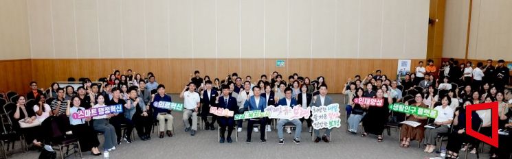엄승용 충남 보령시장이 학보모와 타운홀 미팅을 가진 후 기념 촬영을 하고 있다＜보령시제공＞
