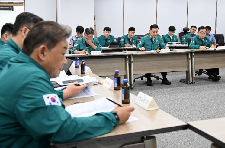 서울시는 3일 행정1부시장 주재로 폭염 긴급대책회의를 열고 시민 보호와 현장 안전관리 대책을 종합 점검했다. 서울시 제공