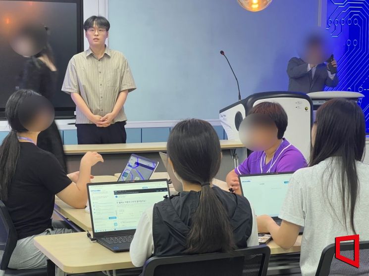3일 전남 광주 국립광주과학관에 마련된 '모두의 AI 실험실'에서 학생들이 AI 전문가 '셰르파'의 도움을 받아 AI서비스를 만들고 있다. 이은서 기자.