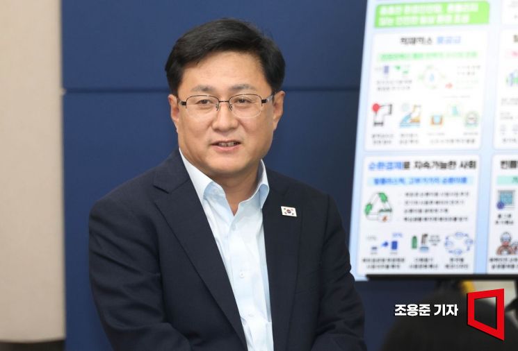 (4일 업무보고후 엠바고) 김성환 기후에너지환경부 장관이 3일 서울 종로구 정부서울청사 별관에서 2026년 하반기 기후부 업무보고 사전브리핑에 앞서 발언 하고 있다. 2026.7.3 조용준 기자