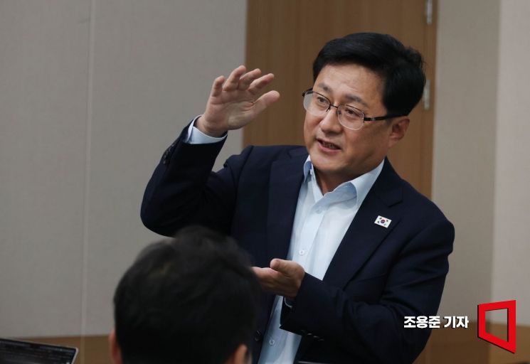 (4일 업무보고후 엠바고) 김성환 기후에너지환경부 장관이 3일 서울 종로구 정부서울청사 별관에서 2026년 하반기 기후부 업무보고 사전브리핑에 앞서 발언하고 있다. 2026.7.3 조용준 기자