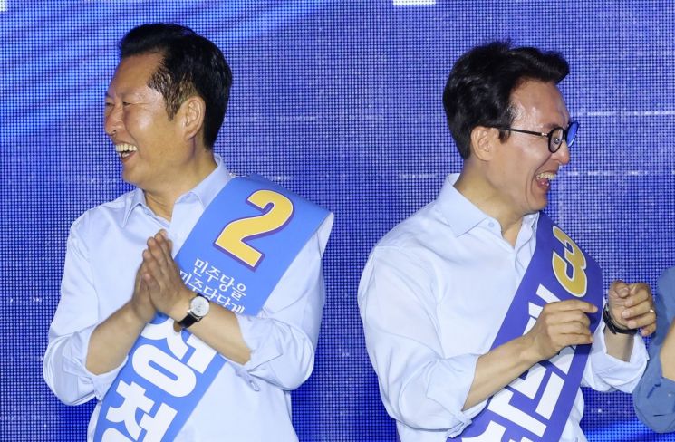 정청래, 김민석 당 대표 후보가 2일 부산 벡스코에서 열린 더불어민주당 당대표·최고위원 순회경선 합동연설회에서 서로 다른 방향을 바라보며 웃음짓고 있다. 연합뉴스