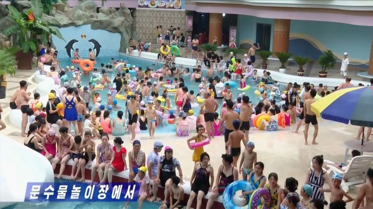 북한에도 무더위가 지속되고 있는 가운데 많은 주민들이 평양 '문수물놀이장'을 찾아 피서를 즐기고 있다고 조선중앙TV가 2일 보도했다. 조선중앙TV 화면·연합뉴스