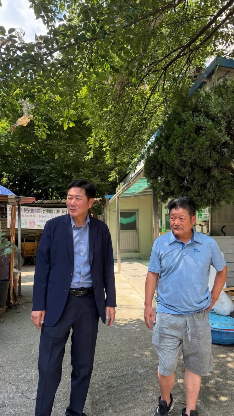 조용호 오산시장이 지난 2일 정전이 발생한 은계동 영산그린맨션을 찾아 현장 대응 상황을 확인하고 있다. 오산시 제공