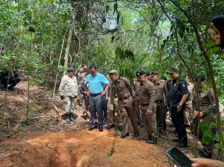 아누틴 찬위라꾼 태국 총리가 범행 현장을 직접 확인하는 모습. Royal Thai Police