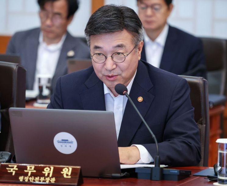 윤호중 행안부 장관이 4일 청와대에서 열린 이재명 대통령 주재 국무회의에서 경찰 수사 공정성 강화 방안을 보고하고 있다. 2026.8.4