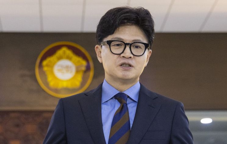 무소속 한동훈 의원이 30일 국회 본회의장 앞에서 검사의 직접 수사 권한을 전면 폐지하는 형사소송법 개정안이 더불어민주당 주도로 본회의에 상정된 것과 관련 입장을 밝혔다. 연합뉴스