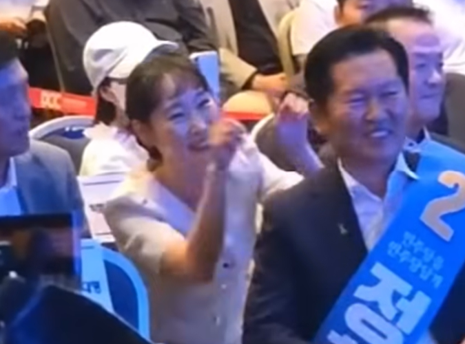 이지은 더불어민주당 서울 마포갑 지역위원장이 공식 석상에서 정청래 민주당 당대표 후보의 볼을 손가락으로 찌르는 모습이 포착돼 논란이 일고 있다. 유튜브 황기자TV