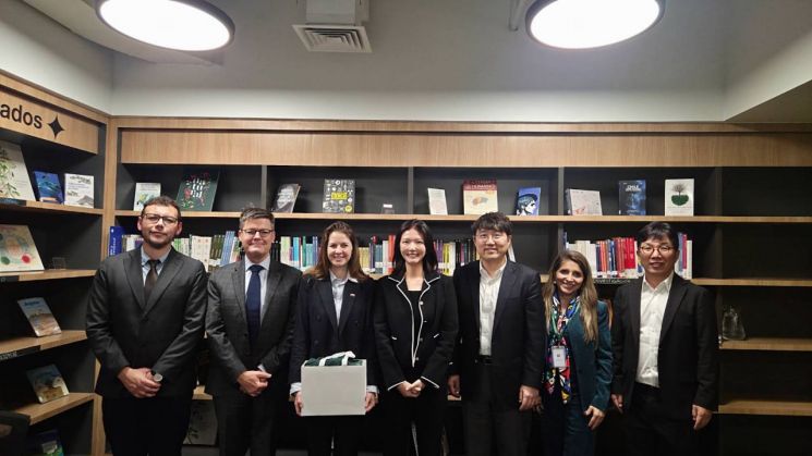 최수연 네이버 대표, 구동현 네이버 전략기획 부문장, 김유원 네이버클라우드 대표가 칠레 정부 고위 관계자들과 미팅 후 기념사진을 촬영하고 있다. 네이버
