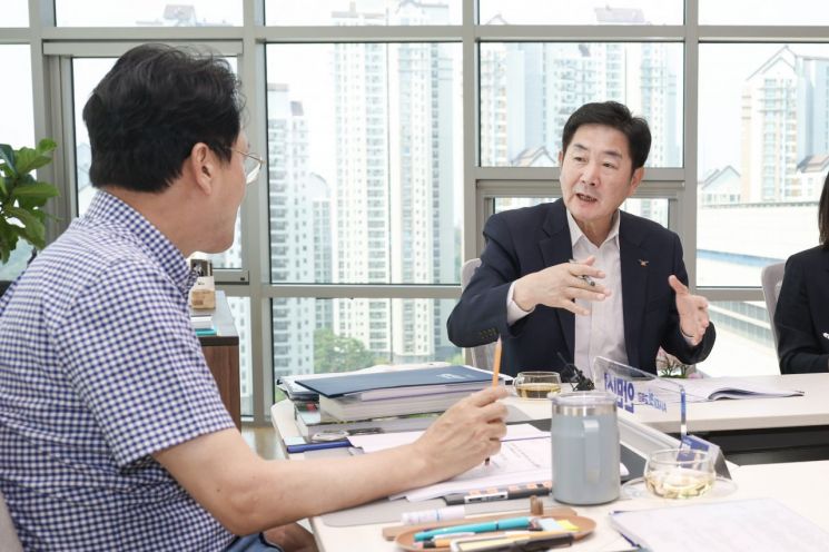 조용호 오산시장이 4일 경기도교육감 집무실에서 안민석 교육감과 면담하고 세교지구 개발과 공동주택 입주에 따른 교육 수요 증가에 대응하기 위한 8개 현안을 건의하고 있다. 오산시 제공