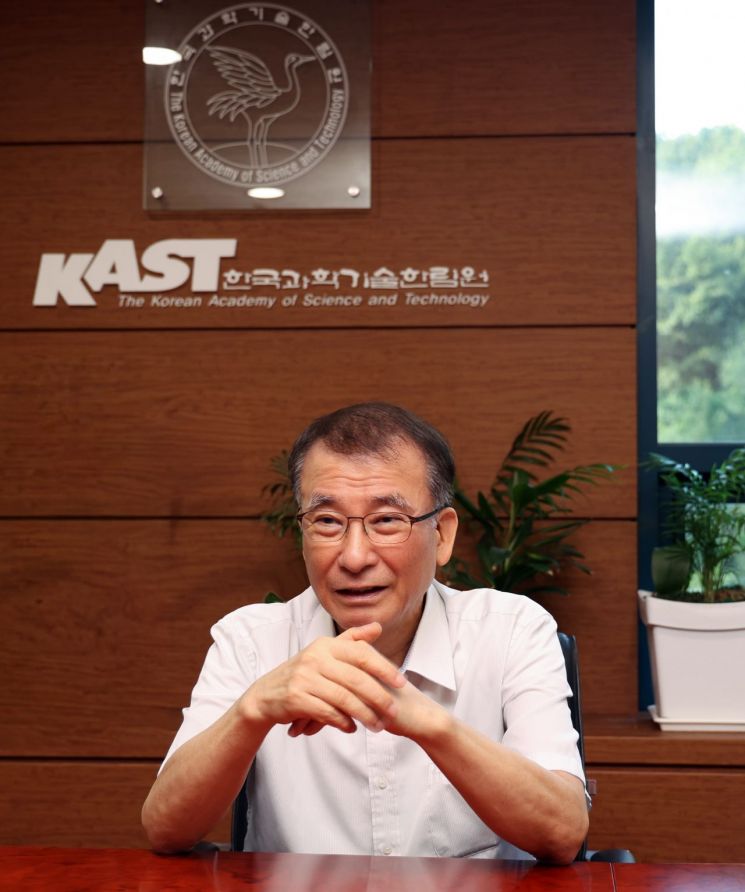 정진호 한국과학기술한림원장이 지난달 30일 경기도 성남시에 위치한 한국과학기술한림원 회관에서 아시아경제와 인터뷰를 하고 있다. 한국과학기술한림원 제공