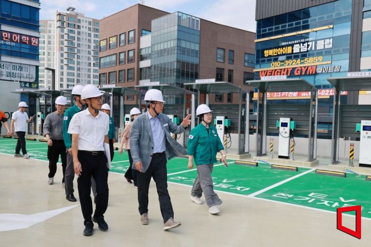 안병윤 예천군수(가운데)가 예천신도시 주차타워 관계자들과 현장 점검을 하고 있다[사진=예천군]
