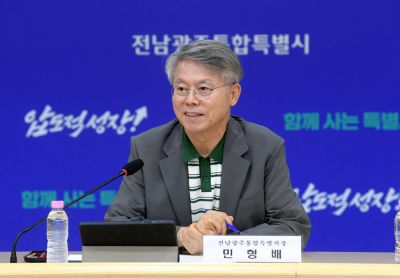 민형배 전남광주통합특별시장이 5일 광주청사 시장 집무실에서 ‘반도체 클러스터 지정 대응상황 점검회의’를 주재하고 있다. 전남광주통합특별시 제공