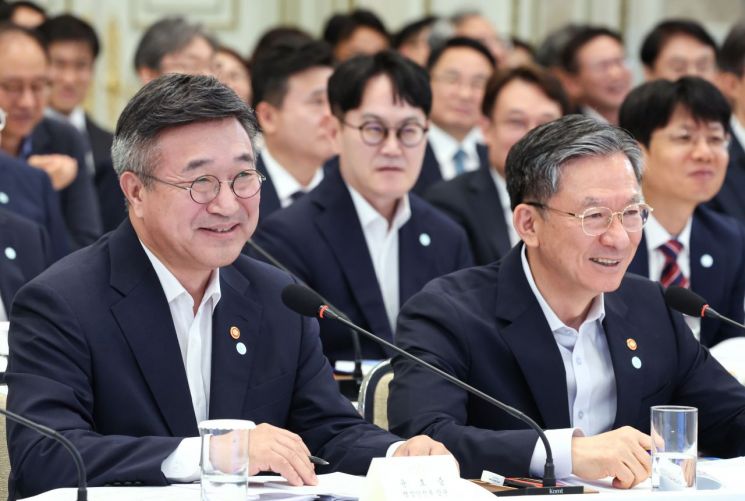 윤호중 행안부 장관(왼쪽)과 정성호 법무부 장관이 5일 청와대 영빈관에서 열린 행안부·법무부·검찰청 등에 대한 부처 업무보고에서 이재명 대통령 발언에 웃고 있다. 2026.8.5 연합뉴스