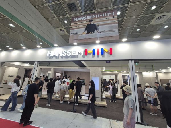 5일 서울 강남구 코엑스에서 열린 ‘2026 코리아빌드위크’ 한샘 부스에서 관람객들이 전시 공간을 둘러보고 있다. 최호경 기자