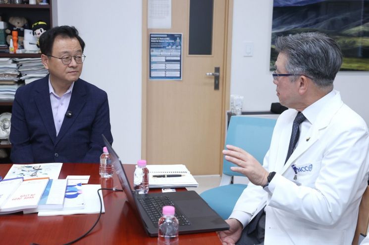 민경선 고양특례시장이 국립암센터를 방문하고 있는 모습. 고양시 제공