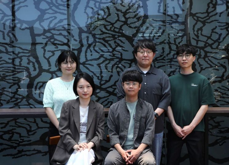 엄지원 DGIST 뇌과학과 교수 연구팀. (앞줄 왼쪽부터) 엄지원 교수, 김동욱 박사, (뒷줄 왼쪽부터) 전영현 연구원, 김병찬 박사과정생, 김현호 박사. DGIST 제공