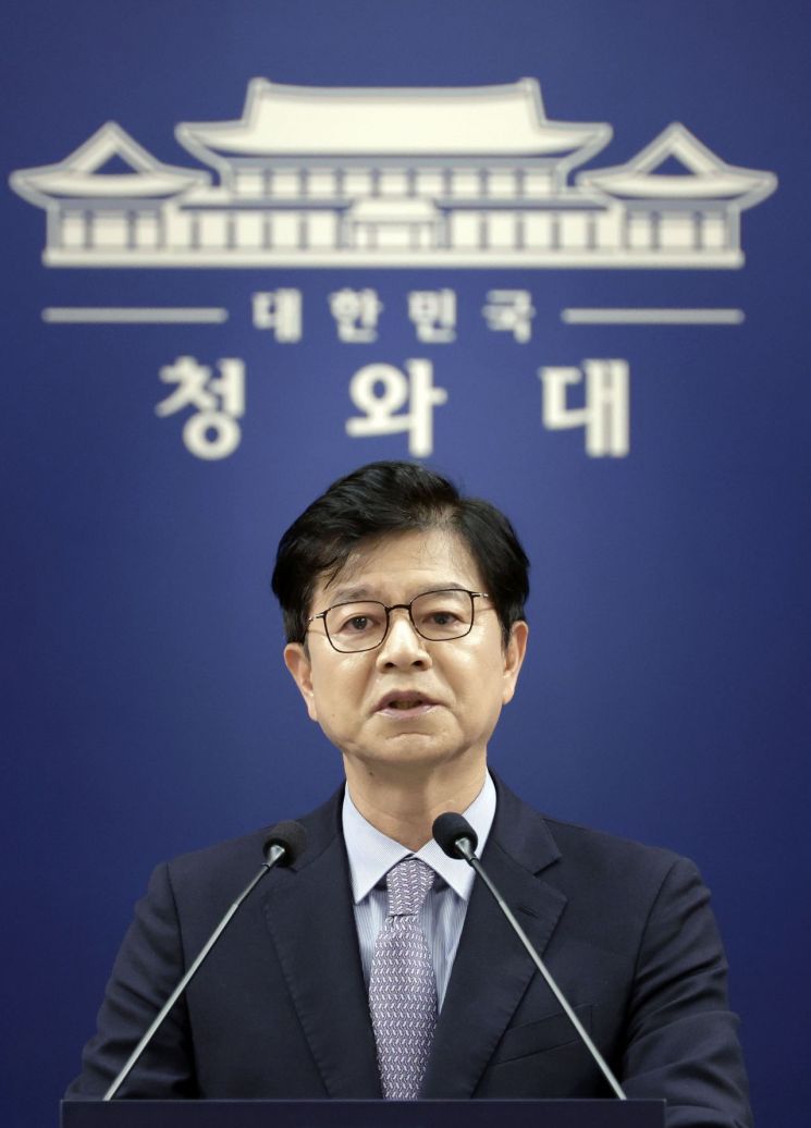 성기홍 홍보소통수석이 10일 청와대 기자회견장에서 신임 국무조정실장 임명 관련 브리핑을 하고 있다. 이재명 대통령은 임기근 기획예산처 차관을 국무조정실장으로 임명했다. 2026.7.10 연합뉴스