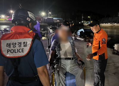 목포해경이 응급환자를 이송하고 있는 현장. 목포해경 제공