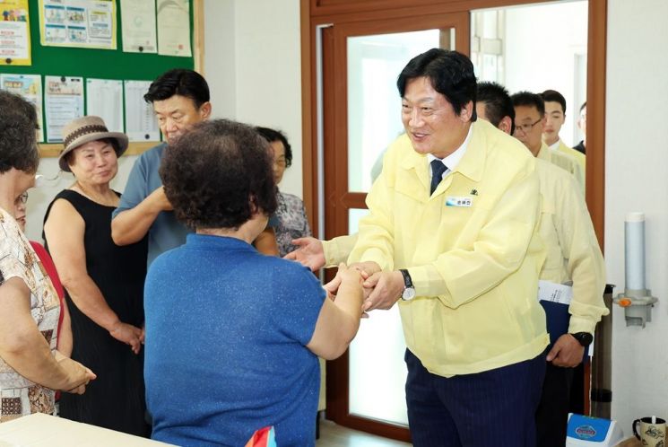 손배찬 시장이 지난 5일 폭염중대경보와 폭염경보가 발효된 가운데 장곡2리 무더위쉼터를 찾아 주민들과 소통하고 있다. 파주시 제공