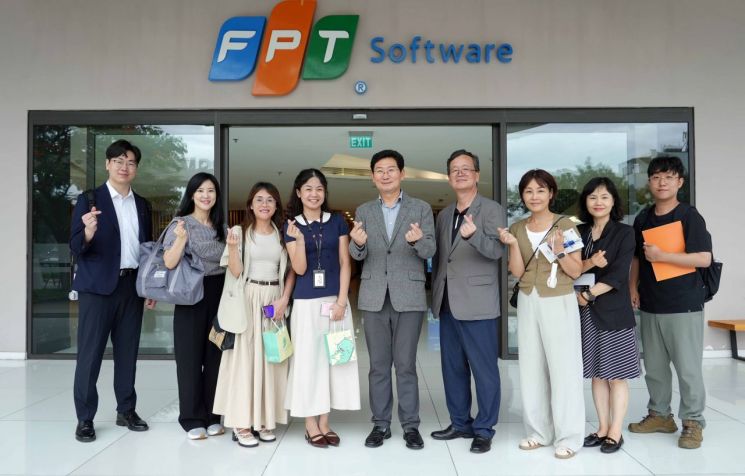 이상일 시장(가운데)과 용인시 대표단이 5일 FPT 소프트웨어에서 시설을 시찰한 후 기념사진을 찍고 있다. 용인시 제공
