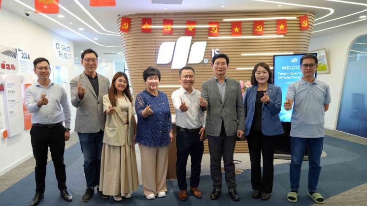5일 다낭 제2소프트웨어파크에 위치한 FPT 정보시스템을 방문한 이상일 시장(오른쪽 세 번째)과 장정순 시의장(왼쪽 네 번째), 신나연 시의회 자치행정위원장(오른쪽 두 번째), 강영웅 시의원(왼쪽 두 번째)이 응우옌까오타인 FPT 반도체 현장관리자(오른쪽 네 번째) 등 FPT 그룹 관계자와 기념 사진을 찍고 있다. 용인시 제공