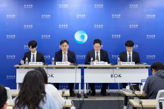 6일 오전 서울 중구 한국은행에서 '2026년 6월 국제수지' 설명회가 진행 중이다. (왼쪽부터)김준영 국제수지팀 과장, 김영환 경제통계1국장, 박성곤 국제수지팀장, 임연빈 국제수지팀 과장. 한은 제공
