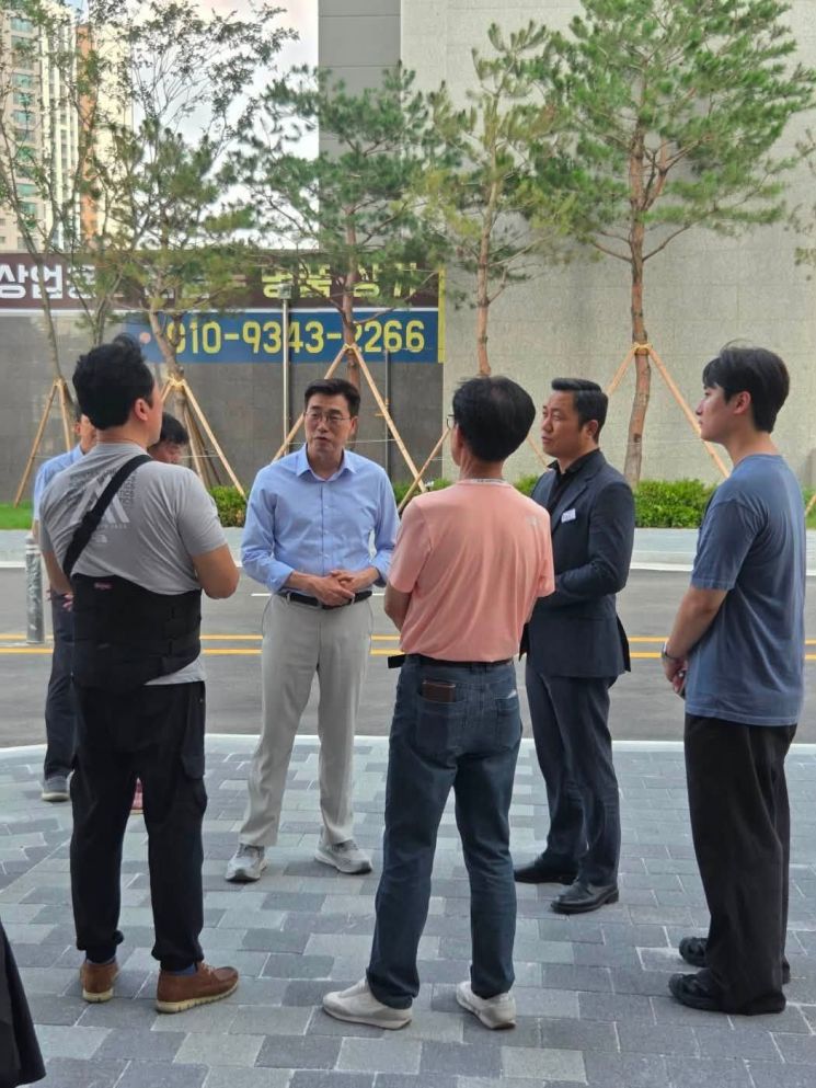 최원용 평택시장이 지난 1일 서희스타힐스 아파트 현장을 찾아 시공사의 유치권 행사로 입주에 어려움을 겪고 있는 입주예정자들과 대화를 나누며 애로사항을 듣고 있다. 최원용 시장 페이스북홈페이지 캡처