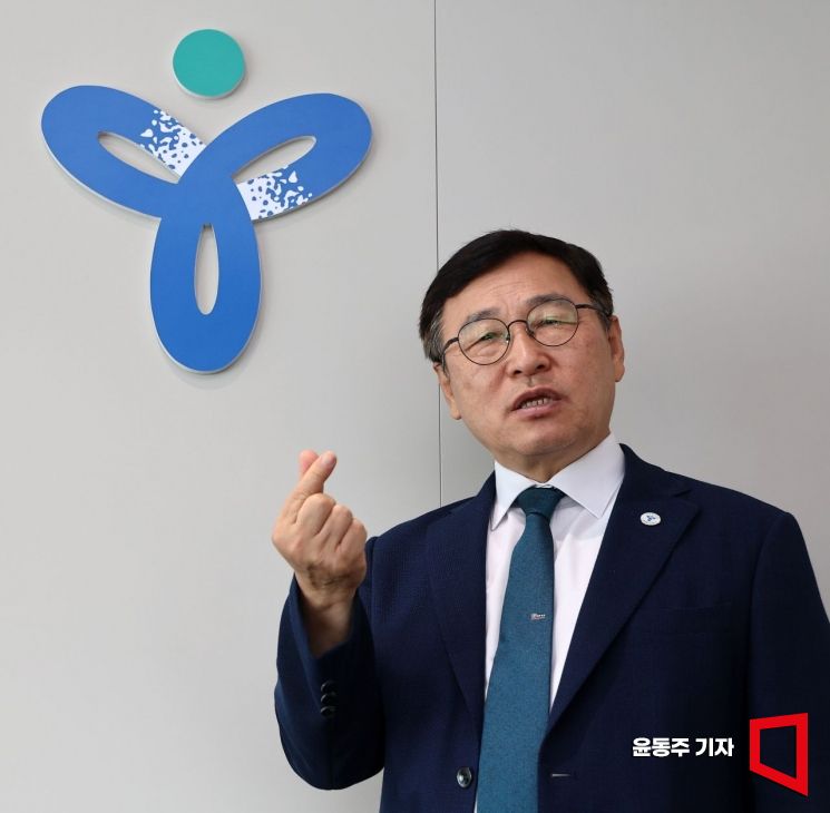 정근식 서울시교육감이 포즈를 취하고 있다. 윤동주 기자