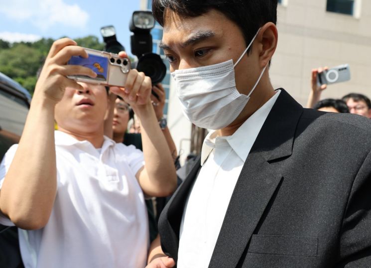 지난달 30일 아동 성매매 혐의를 받는 최영중 전 청주시의원이 30일 오후 청주지법에서 구속 전 피의자 심문(영장실질심사)을 받은 뒤 청사를 빠져나와 호송차에 오르고 있다. 연합뉴스