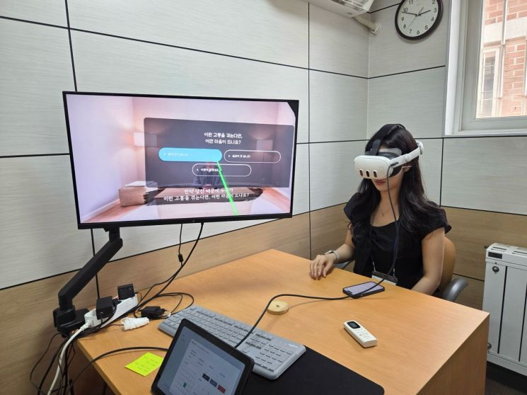 4일 서울남부구치소 내 심리치료센터에서 기자가 직접 스토킹 사범 대상 VR 심리치료 프로그램을 체험하고 있다.