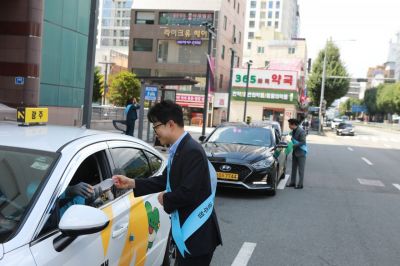 롯데백화점 광주점은 오후 2시부터 백화점 1층 정문 앞에서 대기 중인 택시기사들에게 얼음물과 음료를 무료로 제공중이다. 롯데백화점 광주점 제공