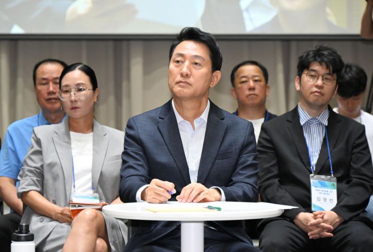 오세훈 서울시장이 6일 개최된 '부동산 정상화를 위한 시민 대토론회'에서 참석자들의 의견을 듣고 있다. 서울시