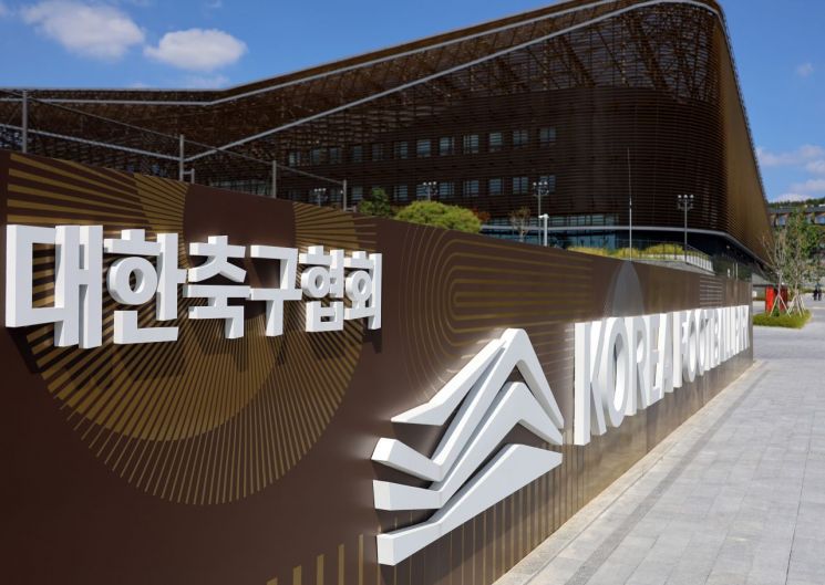 대학축구협회에 대한 경찰 압수수색이 진행된 6일 충남 천안시 서북구 입장면 코리아풋볼파크 일대가 한산하다. 경찰은 이날 오전 9시께부터 압수수색을 진행하며 직원들을 모두 외부로 내보냈다. 2026.8.6     coolee@yna.co.kr(끝) 연합뉴스