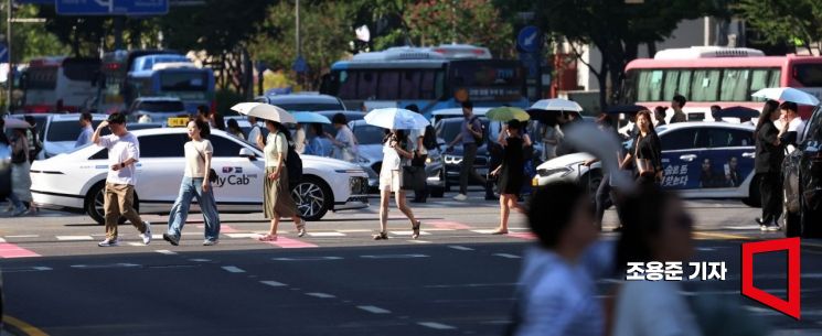 가을로 들어서는 절기상 입추지만 서울을 비롯한 전국적으로 40도를 웃도는 폭염이 기승을 부리고 있는 지난 7일 서울 종로구 세종대로에는 아침부터 강렬한 태양이 내려쬐는 가운데 양산을 쓴 시민들이 이동하고 있다. 조용준 기자