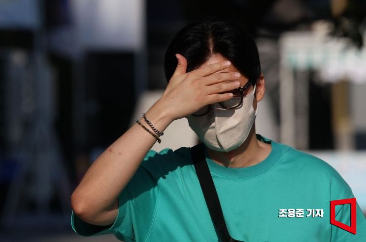 가을로 들어서는 절기상 입추지만 서울을 비롯한 전국적으로 40도를 웃도는 폭염이 기승을 부리고 있는 7일 서울 종로구 세종대로에는 아침부터 강렬한 태양이 내려쬐는 가운데 손으로 빛을 가린 시민이 이동하고 있다. 2026.8.7 조용준 기자