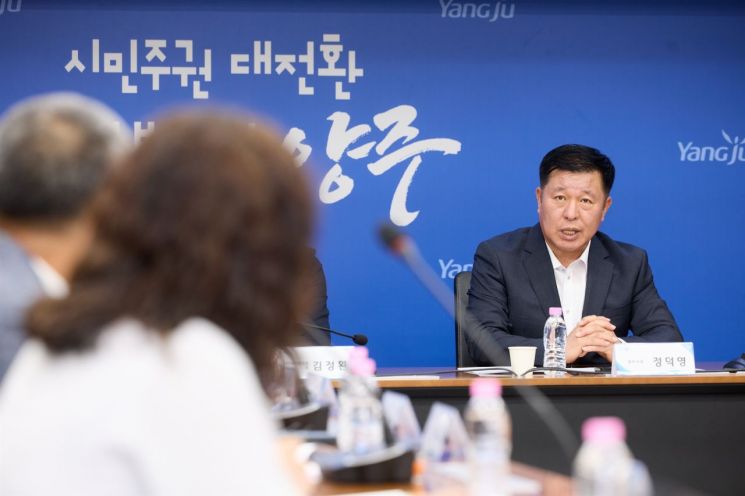 Jeong Deokyoung, Mayor of Yangju, Gyeonggi Province, has embarked on an administrative experiment to eliminate the long-standing custom of "reports and formalities" in the public sector with the launch of the ninth elected term. The photo shows the entire executive meeting of Yangju held on July 7. Provided by Yangju City